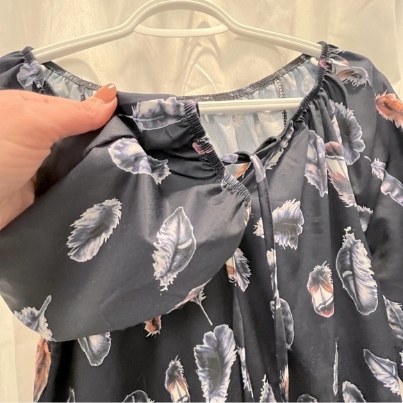 Navy feather satin feel top size medium - Picture 5 of 6